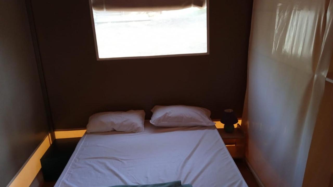 Hebergements Camping "Les Pieds Dans L'Eau" 卡松 外观 照片