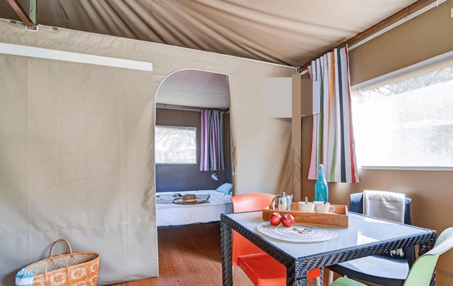 Hebergements Camping "Les Pieds Dans L'Eau" 卡松 外观 照片