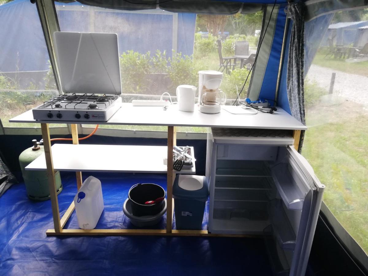 Hebergements Camping "Les Pieds Dans L'Eau" 卡松 外观 照片