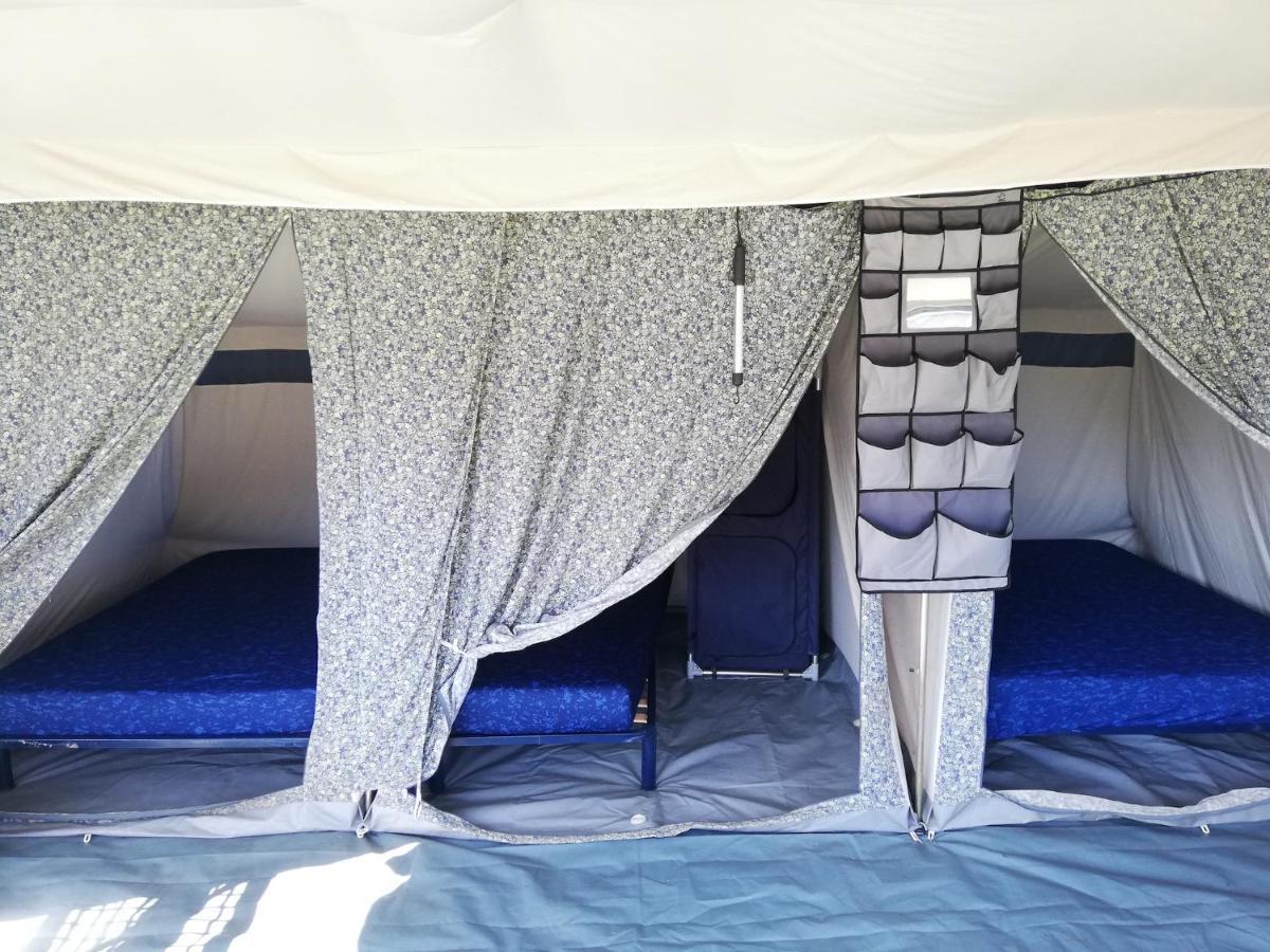 Hebergements Camping "Les Pieds Dans L'Eau" 卡松 外观 照片