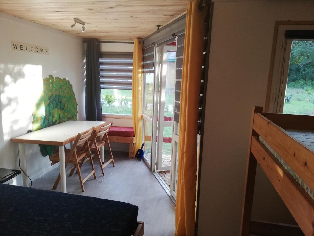 Hebergements Camping "Les Pieds Dans L'Eau" 卡松 外观 照片