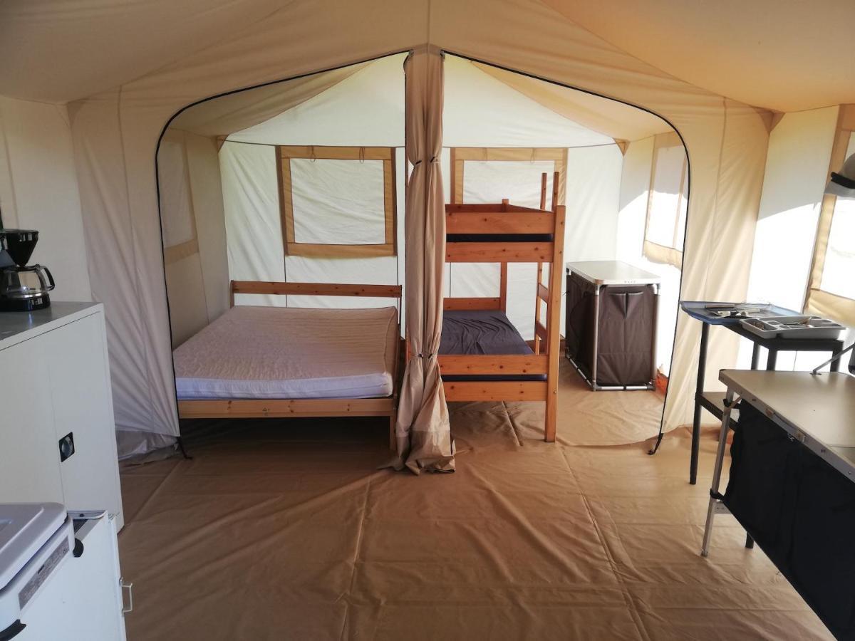 Hebergements Camping "Les Pieds Dans L'Eau" 卡松 外观 照片