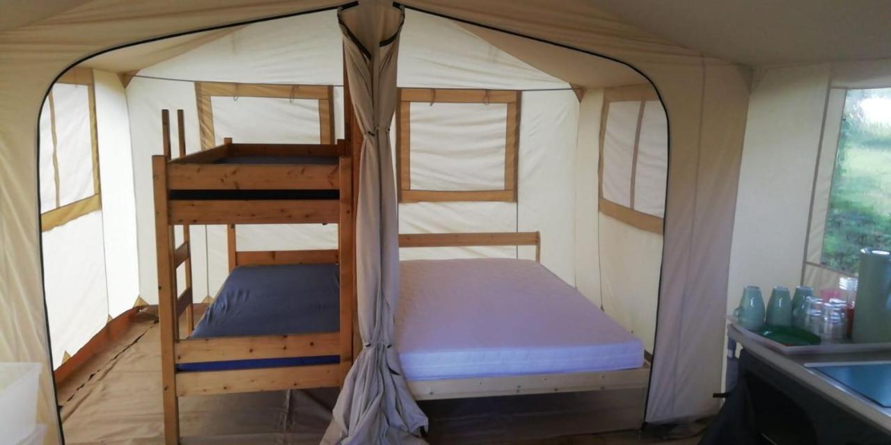 Hebergements Camping "Les Pieds Dans L'Eau" 卡松 外观 照片