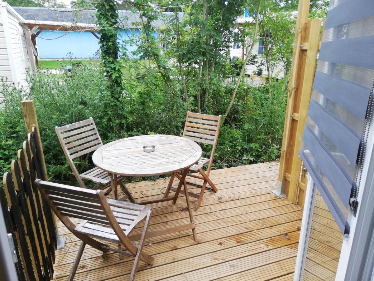 Hebergements Camping "Les Pieds Dans L'Eau" 卡松 外观 照片